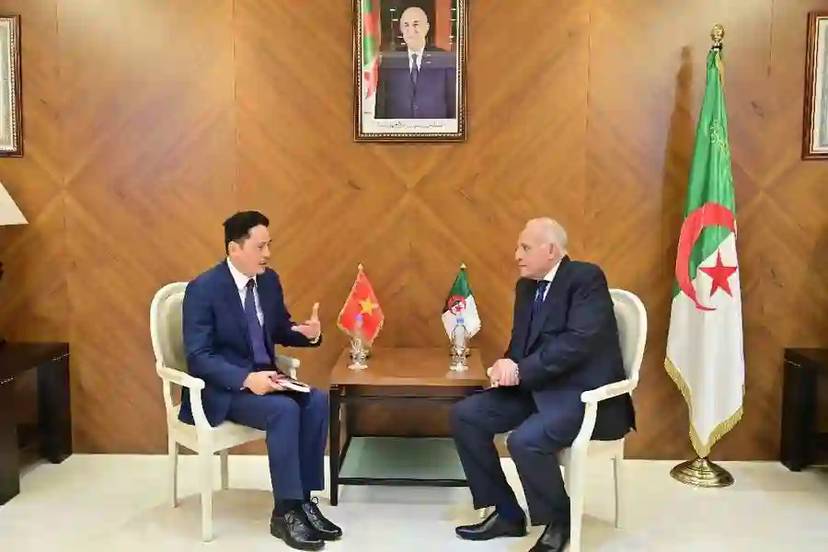le Ministre Attaf reçoit l'ambassadeur de la République socialiste du Vietnam à Alger